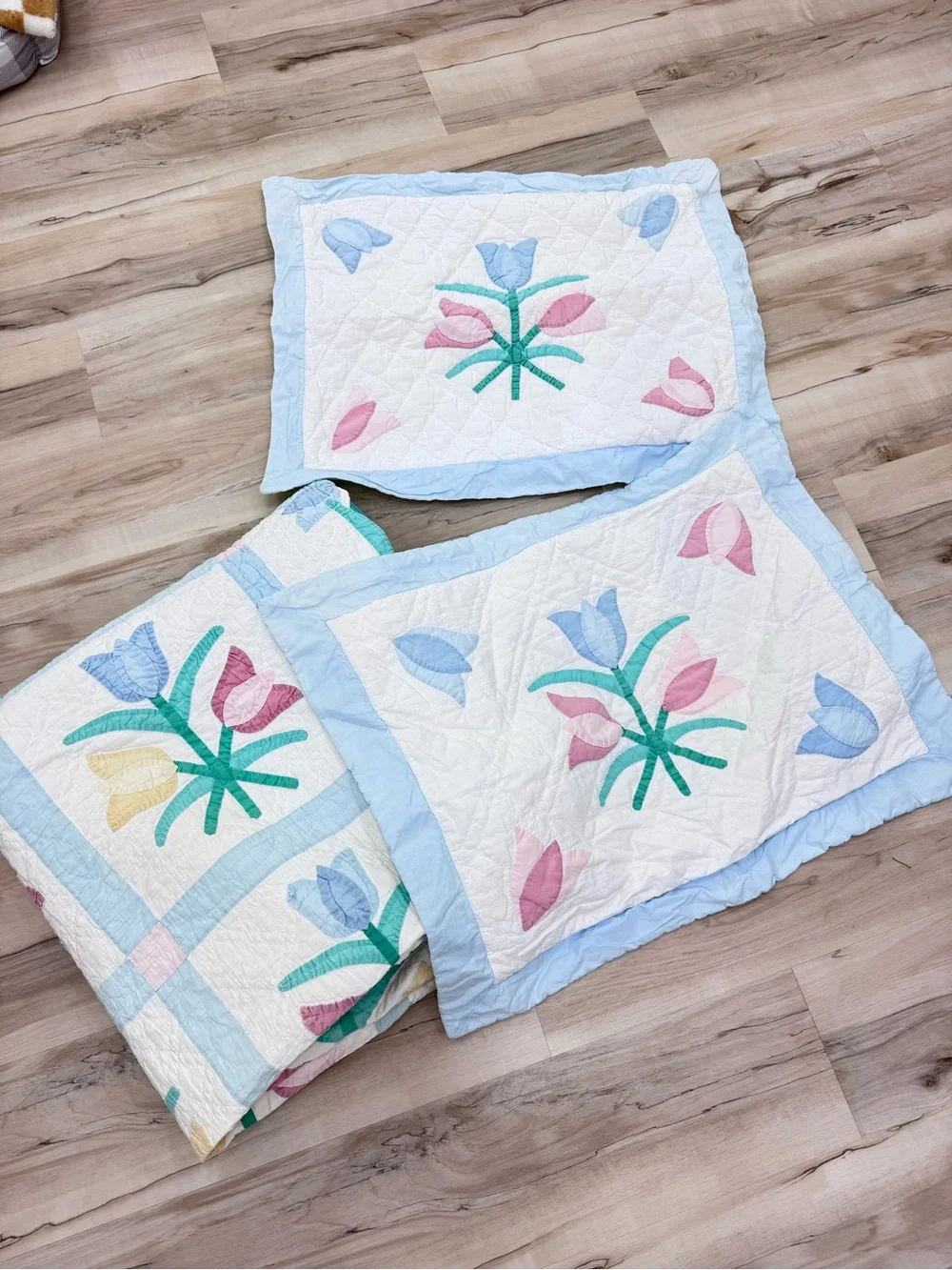 Vintage Floral Applique Quilt 82x80 Arch Tulip Scalloped Edge Cottagecore Pastel